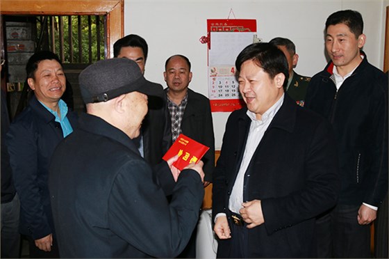 劉志仁親臨郴汽集團(tuán)走訪(fǎng)慰問(wèn)軍轉(zhuǎn)干部國(guó)防建設(shè)二等功臣侯尚德